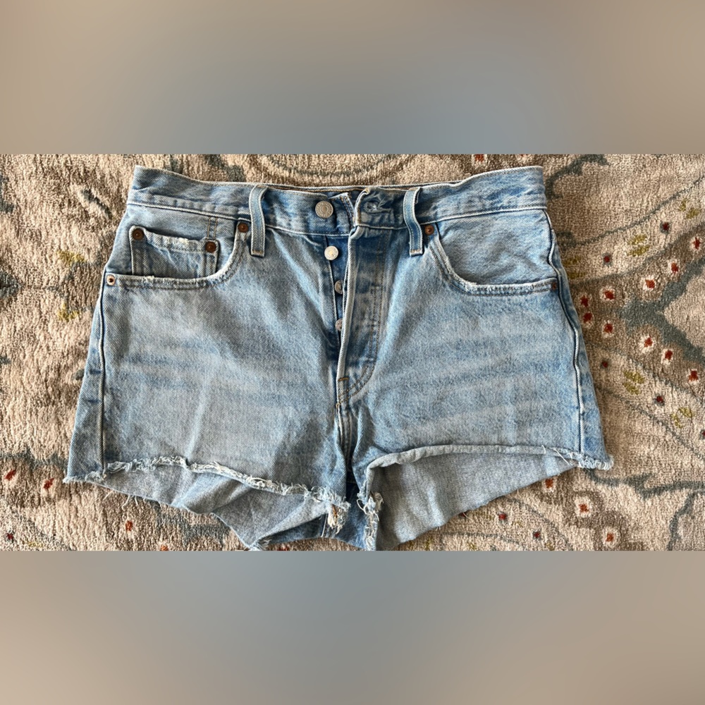 Levi’s high waisted shorts light wash 501